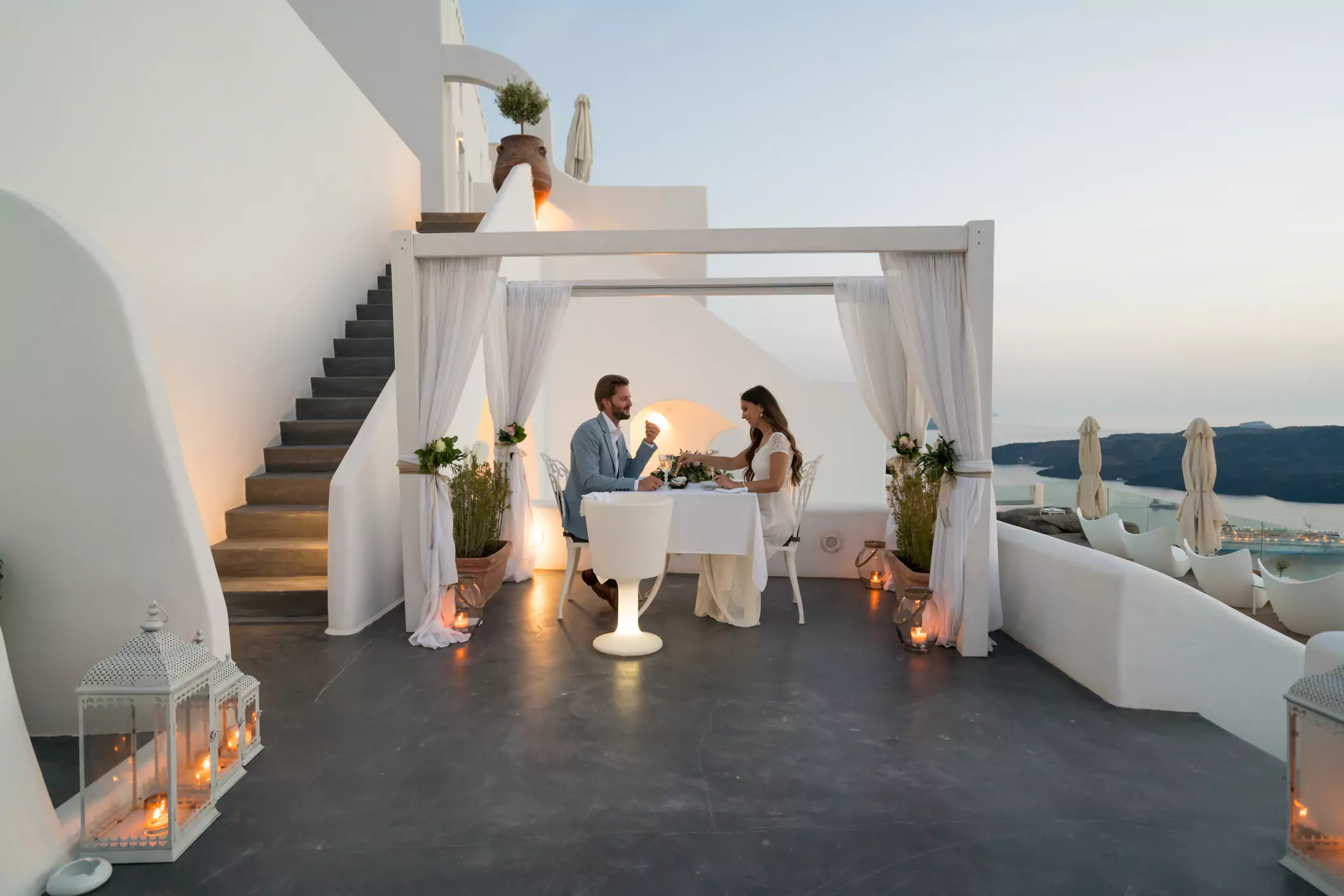 Intimate date by the Dubai waterfront
